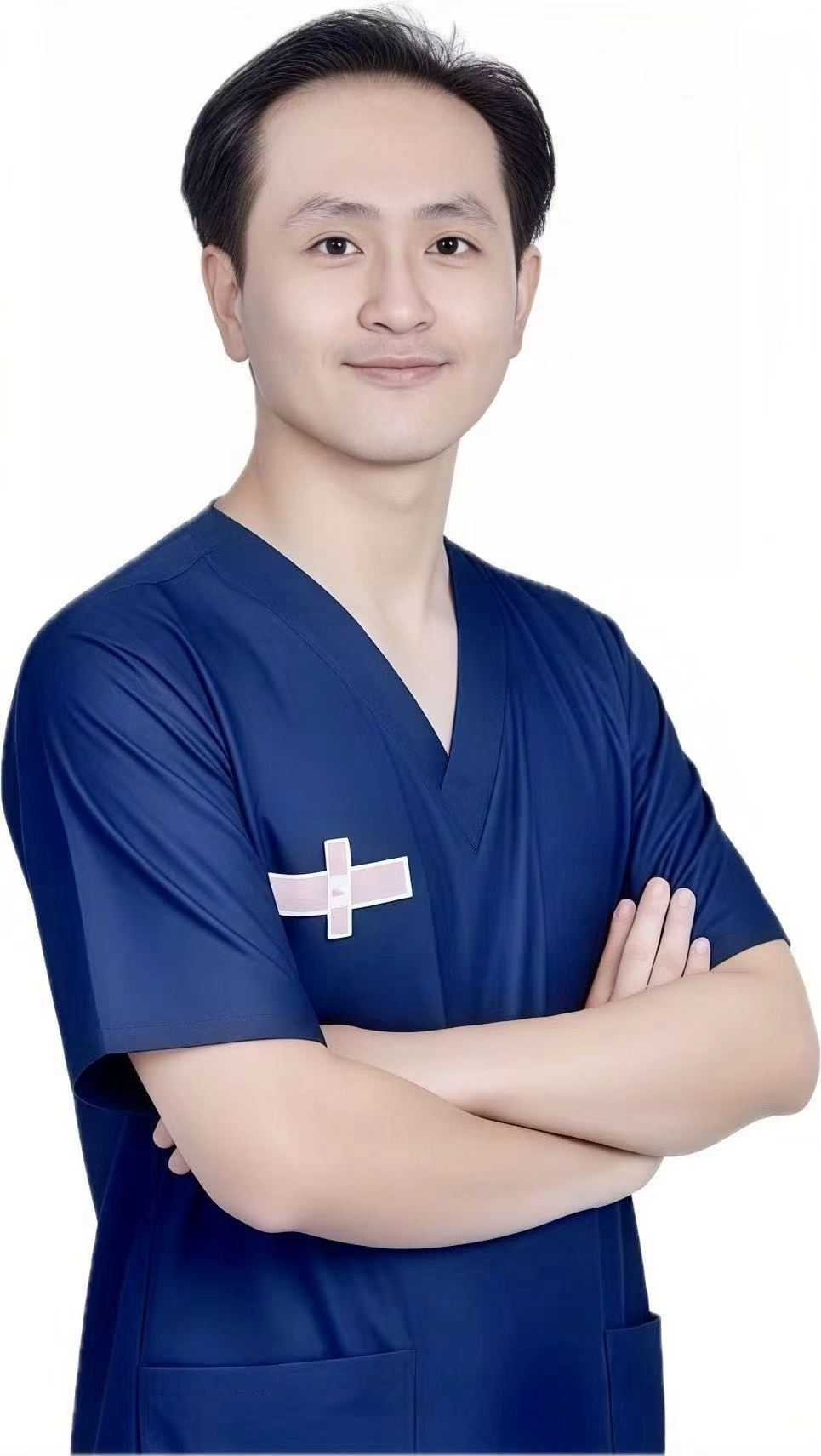 黄文贤身穿深蓝色手术服的肖像
